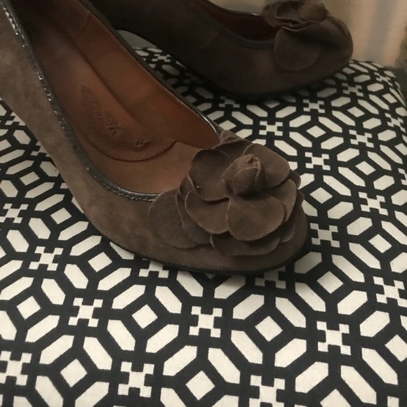 Chocolate suede sofft brand pumps - Picture 2 of 5